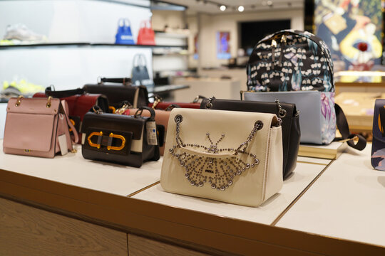 รูปภาพFurla – เลือกดูภาพถ่ายสต็อก เวกเตอร์ และวิดีโอ869 | Adobe Stock