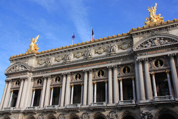 Fototapeta na wymiar Façade de l'opéra à Paris, France