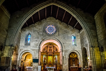 Fototapeta na wymiar Interior de una iglesia románica en transición al gótico con su peculiar atmósfera de recogimiento y religiosidad