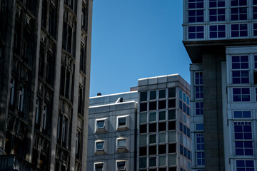 Detalle de edificios de apartamentos y oficinas con cristal, hormigón y acero