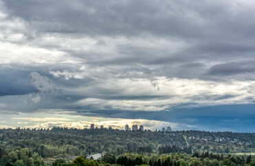 Fototapeta premium Scenery view of sity in the park on cloudy sky background