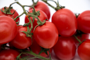 foto di pasta con spiga di grano, pomodori e mano 