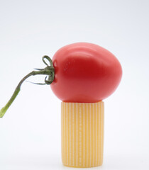 foto di pasta con spiga di grano, pomodori e mano 