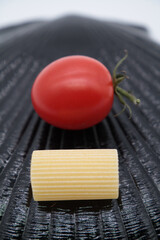 foto di pasta con spiga di grano, pomodori e mano 
