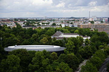 Fototapeta na wymiar Schloss Bellevue und das Bundespräsidialamt im Tiergarten von Berlin