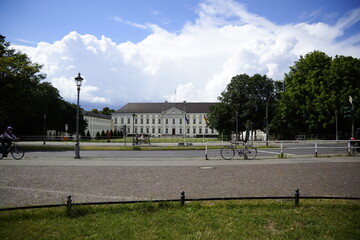 Obraz premium Schloss Bellevue mit Straße