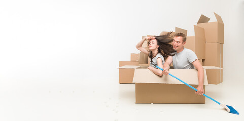 funny people moving in box - 427280863