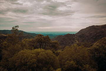 Paisaje montañas y lago