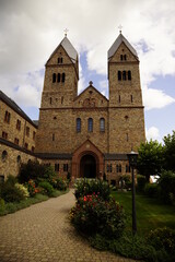 Fototapeta na wymiar Abtei sankt Hildegard mit Kirchtürmen das Hauptportal 