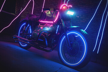 Hintergrund des Cyberpunk-Garage-Konzepts. Futuristisches Custom-Motorrad im Retro-Stil in den Neonlichtern.