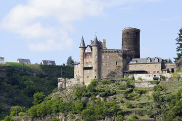 Fototapeta na wymiar Burg Katz und Burg Maus bei St. Goarshausen am Rhein bei einer Flussschifffahrt 