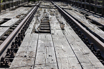 Alte Holzbrücke mit Schienen verfallen 