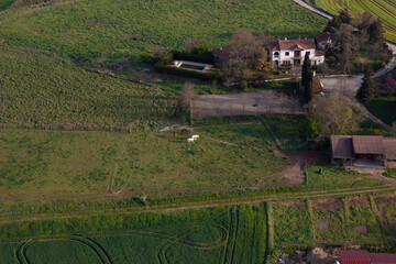 Vista aérea de un campo y una casa