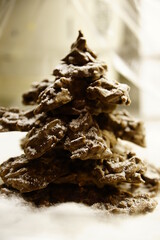 Weihnachtsbaum aus Schokolade und Mandeln mit Puderzucker