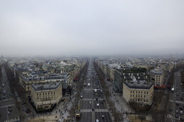 Aussicht vom Triumphbogen in Paris auf die Stadt bei Nebel 