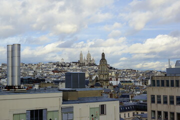 Blick über die Dächer der Innenstadt von Paris mit wolkigem Himmel