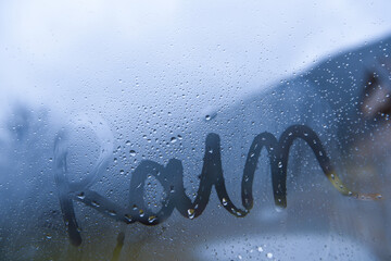 pioggia ascritta gocce vetro acqua maltempo nebbia 