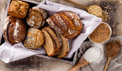 Sliced rye bread on cutting board, closeup.