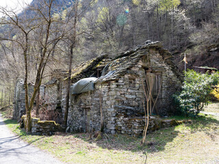 Steinbauten und Grottos im Tessin 