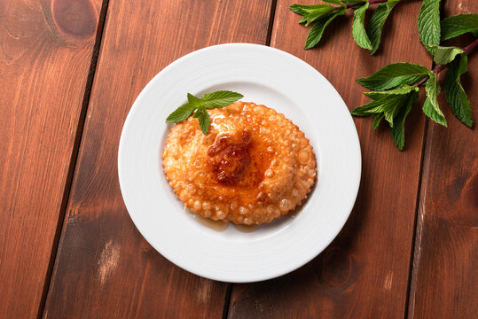 Seada con miele, tradizionale dessert sardo, Cucina Italiana 