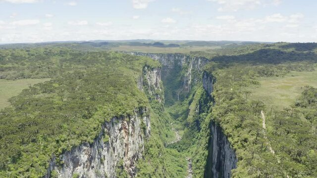 AEREA DRONE IMAGE IN CANYONS APARADOS SERRA SANTA CATARINA ITAIMBEZINHO