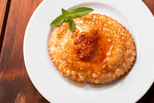 Seada con miele, tradizionale dessert sardo, Cucina Italiana 