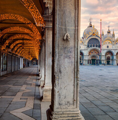 Venezia. Piazza san Marco con la Basilica e i portici delle Procuratie Vecchie, illuminati per il...