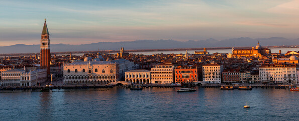 Venezia. Veduta  dal Campanile di San Giorgio Maggiore verso  i Palazzi del quartiere di San Marco