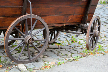 Obraz premium Die Speichenräder eines alten Handkarren, oder Bollerwagen.