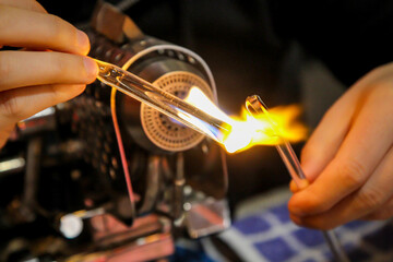 Glasstäbchen werden erhitzt um sie künstlerisch weiter zu bearbeiten.