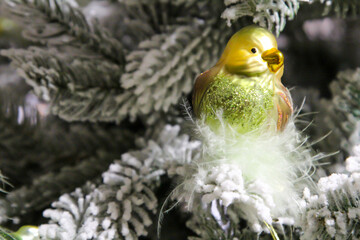 Glasschmuck, Weihnachtsbaumschmuck an einem Christbaum hängend zur Verschönerung.