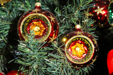 Glasschmuck, Weihnachtsbaumschmuck an einem Christbaum hängend zur Verschönerung.