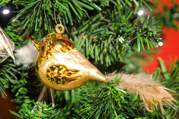 Glasschmuck, Weihnachtsbaumschmuck an einem Christbaum hängend zur Verschönerung.