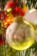 Glasschmuck, Weihnachtsbaumschmuck an einem Christbaum hängend zur Verschönerung.