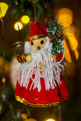 Ein Weihnachtsengel, Weihnachtsanhänger hängt an einem Christbaum.