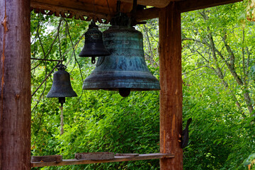 Obraz premium Small belfry in the courtyard of a village house in the countryside in Russia.