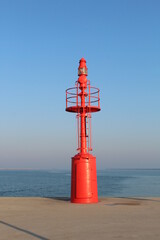Nautofono rosso con sfondo mare