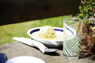 Käseknödel auf der Zwickauer Berghütte im Sommer in den Alpen
