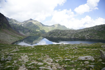 Naklejka na ściany i meble Panorama zwischen Langsee und Milchsee, Seeen der Spronser Seen, hochalpine Bergseen in der Texelgruppe in Südtirol