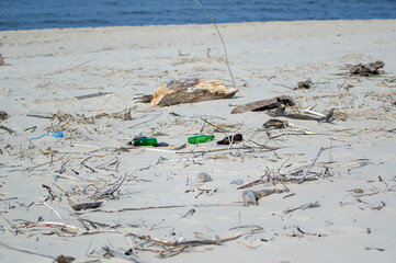Plastikowe odpadki pozostawione na plaży przez odpływ. - obrazy, fototapety, plakaty