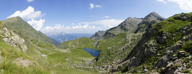 Fototapeta na wymiar Oberkaser Alm mit Panorama am Meraner Höhenweg in Südtirol
