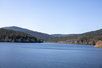 Obraz premium Wunderschöner See im Schwarzwald an einer Talsperre mit Bäumen im Hintergrund