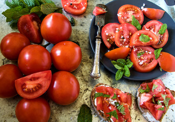 ein strauch tomaten mit tomatensalat und zwei scheiben bruschetta