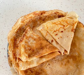 crèpes natures dans assiette , isolé