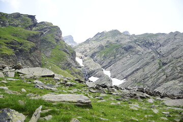 Panorama um den klaren Bergsee, den Grünsee in mitten der Bergspitzen der Alpen in der Texelgruppe...