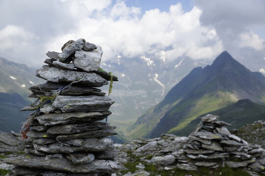 Steint&uuml;rme aus Steinen mit Tibet Fahnen auf dem Gipfel einer der Berge im ⁨Texelgruppe Naturpark⁩