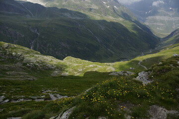 Fototapeta na wymiar Wanderweg zum Abstieg zum Ortsteil Zeppichl von Pfelders in den Alpen, Südtirol