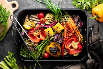 Freshly grilled vegetables in a grilling sheet pan - obrazy, fototapety, plakaty