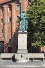 Obraz premium Nicolaus Copernicus Monument in Torun, Poland. The monument was erected in 1853. Latin text on the pedestal reads: Nicolaus Copernicus of Torun, mover of the earth, stopper of the sun and heavens.