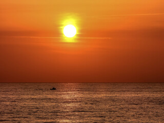 Lever de soleil en mer sur un bateau